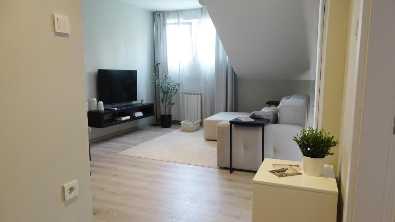 Petite Grey With Free Private Parking *